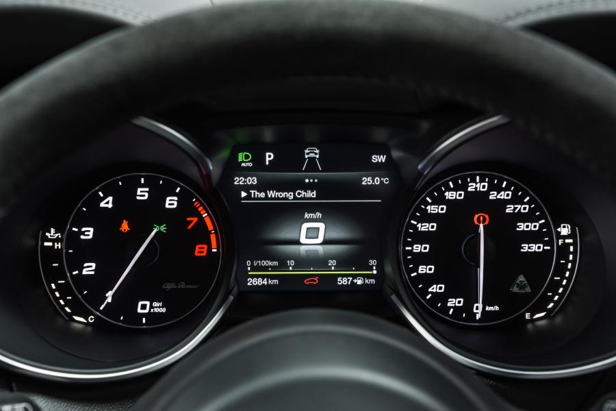 Панель приборов Alfa Romeo Stelvio Quadrifoglio (949) 2019 года  (ZA) (фото 27 из 42)